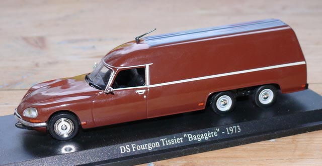 DS Fourgon 1973 Newspaper Delivery Van (Universal Hobbies)